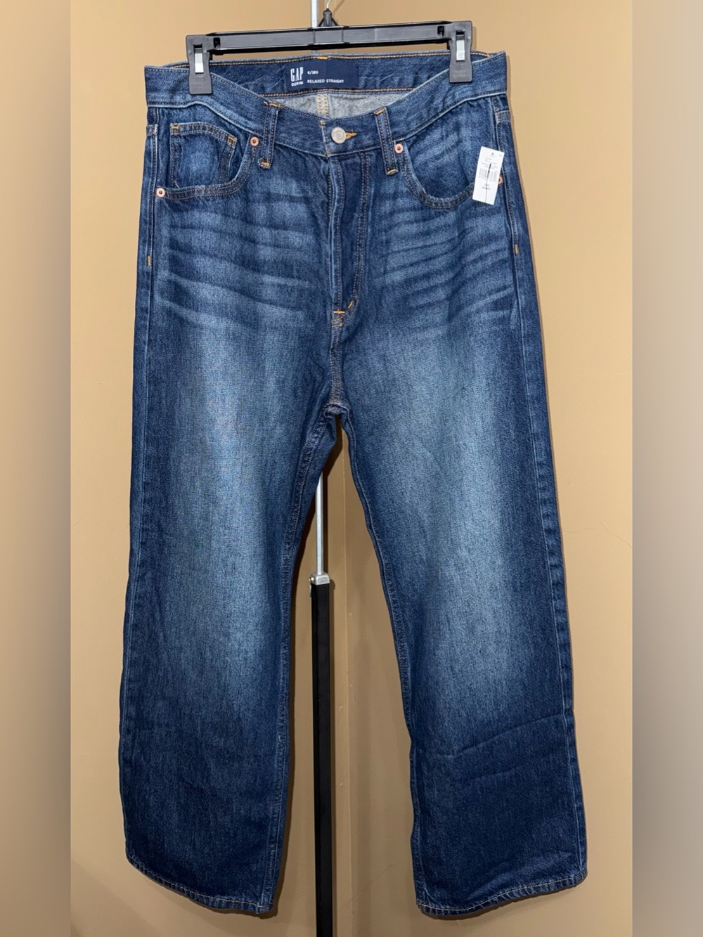 NWT GAP Relaxed Fit Dark Blue Womans denim Jeans. Size 6 Short.